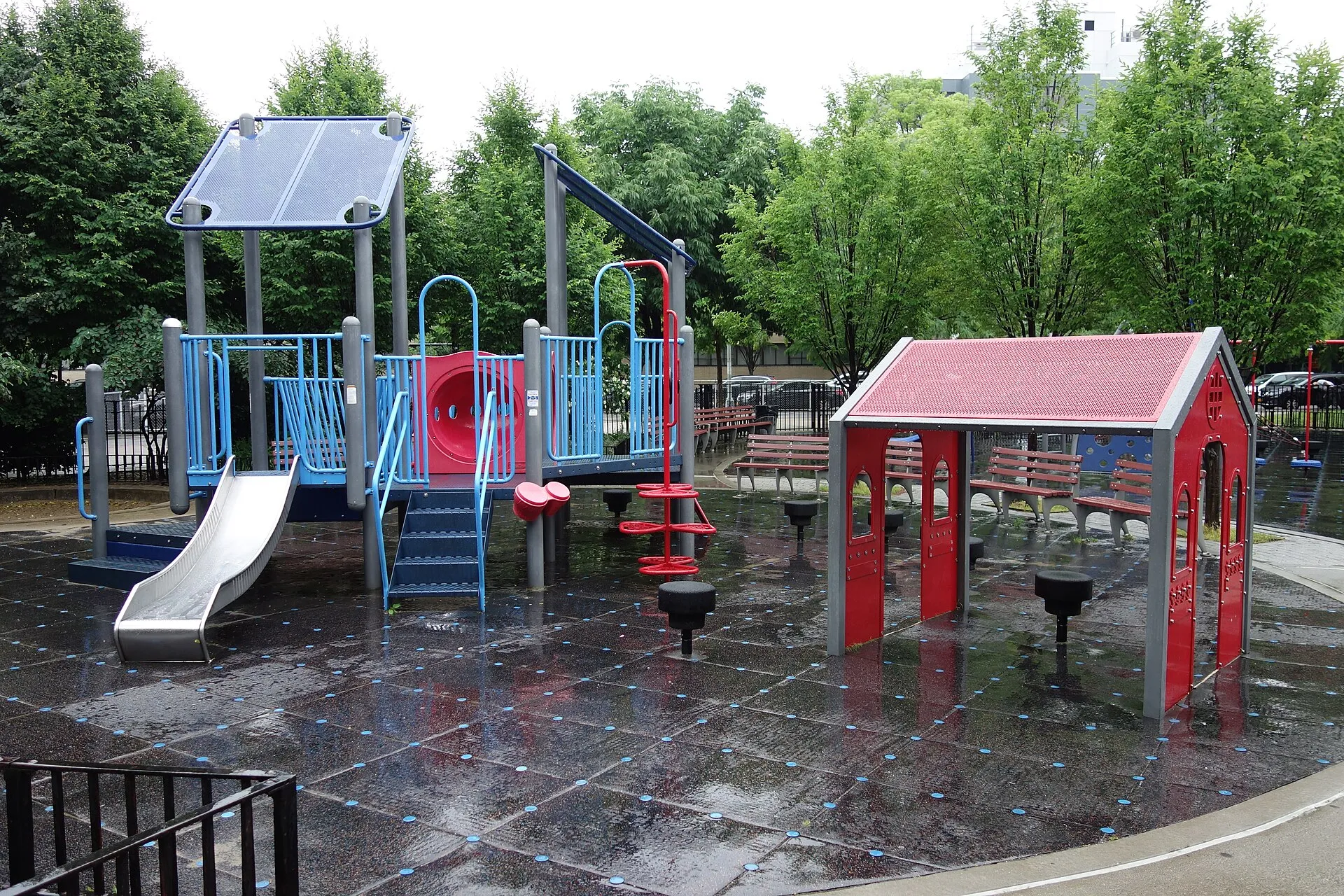Aire de jeux municipale équipée d'un toboggan et de structures multi-activités sur sol amortissant