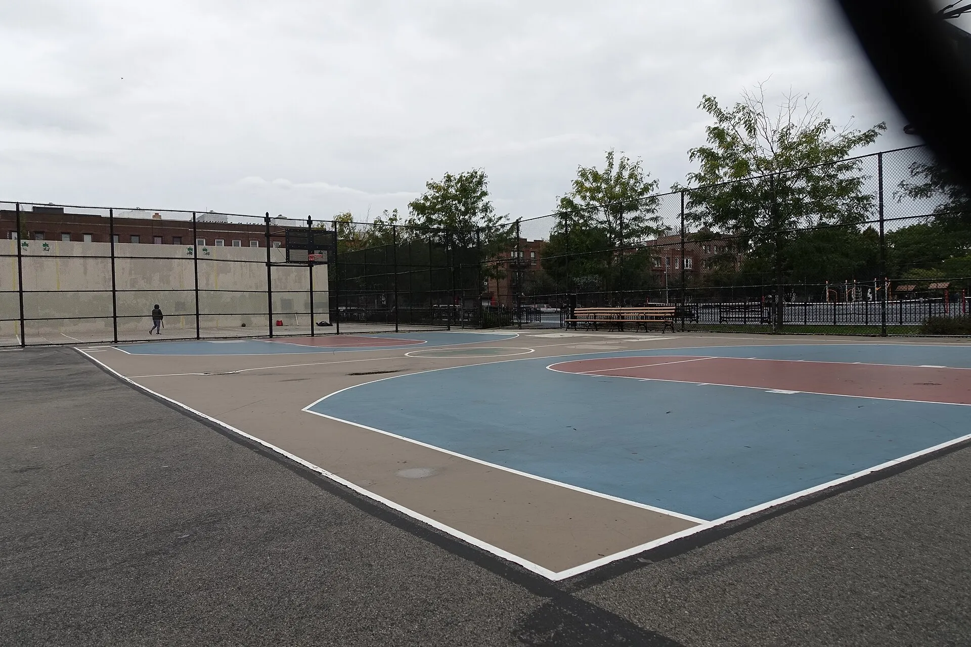 Terrain de basket extérieur en accès libre avec deux paniers et leurs panneaux